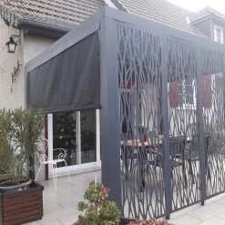 Pergola Bioclimatique Alu Anthracite 10,80m² Toit Avec Lames Ovales Alu + 5 Panneaux Moucharabieh + 1 Rideau Gris – HABRITA -Jardin Abris Magasin pergola bioclimatique alu anthracite 1080m toit avec lames ovales alu 5 panneaux moucharabieh 1 rideau gris habrita 1