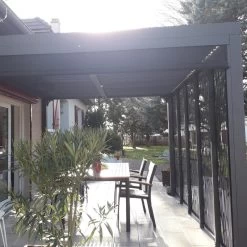 Pergola Bioclimatique Alu Anthracite 10,80m² Toit Avec Lames Ovales Alu + 5 Panneaux Moucharabieh + 1 Rideau Gris – HABRITA -Jardin Abris Magasin pergola bioclimatique alu anthracite 1080m toit avec lames ovales alu 5 panneaux moucharabieh 1 rideau gris habrita 5